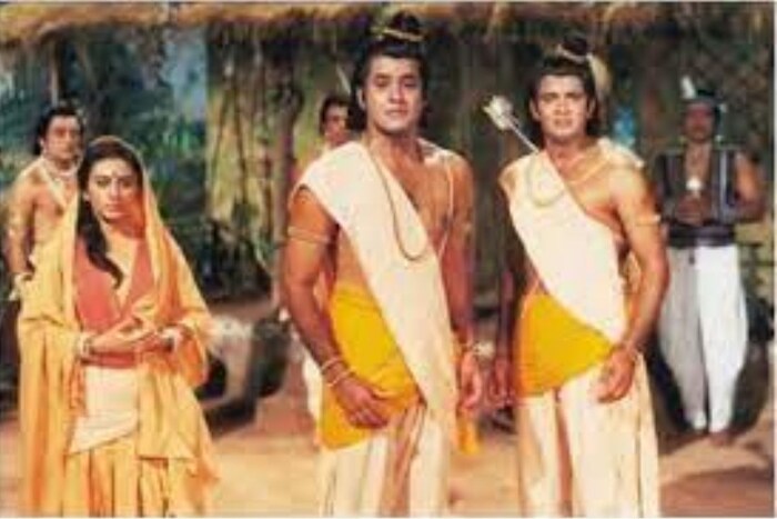 जेव्हा इंद्रपूत्र जयंतने कावळ्याचे रूप धारण करून सीतेच्या पायाला जखम केली होती तेव्हा प्रभू रामाने ब्रह्मास्त्राने त्याचे डोळे फोडले होते. त्यानंतर इंद्रपूत्र जयंतने प्रभू रामाची माफी मागितली होती. त्यावेळी रामाने त्याला वरदान दिले, की तुला अर्पित केलेलं अन्न पितरांना मिळेल.