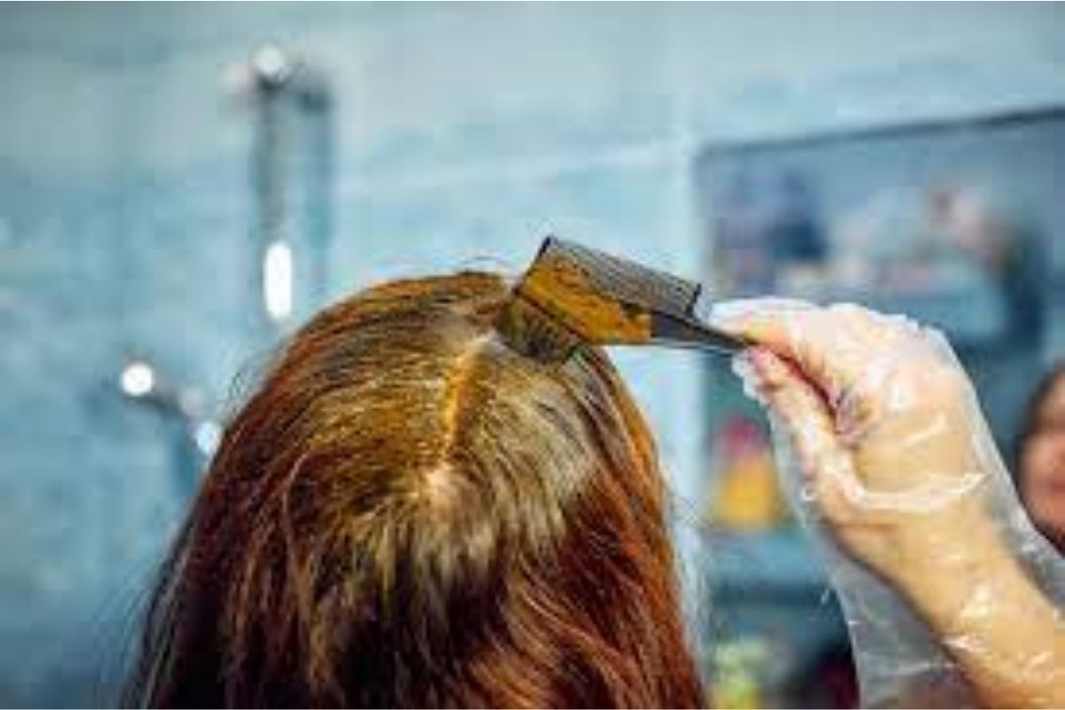केसांना फार वेळ मेहंदी लावून ठेवणं ठरू शकतं धोकादायक; किती वेळाने धुवून टाकणं चांगलं?