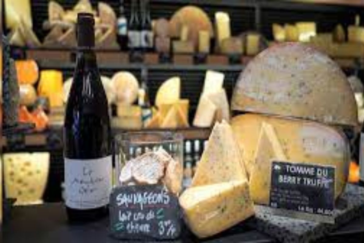 चीज हा अतिशय स्वादिष्ट खाद्यपदार्थ आहे. बर्गर, पिझ्झा ते पराठे बनवताना आपण त्यात चीज वापरतो. चीजमध्ये ट्रिप्टोफॅन नावाचे अमीनो आम्ल असतं, जे तणाव कमी करण्यास आणि चांगली झोप यासाठी मदत करते. 