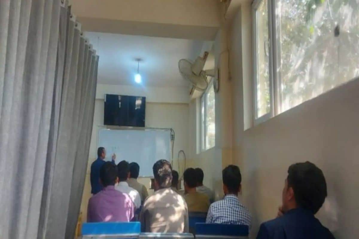 अफगाणिस्तान कधीकाळी शिक्षणाच्या बाबतीत जगात अग्रेसर होता, आता याच्या कुठल्या पाउलखूणा उरलेल्या नाहीत, असं अफगाणिस्तानात संशोधन करणारा विद्यार्थी आदिली म्हणाला. याआधी जेव्हा तालिबानने अफगाणिस्तानवर कब्जा केला होता तेव्हा मोठ्या प्रमाणात महिला अधिकारांचे दमण झाले होते. महिलांना संपूर्ण अंग झाकणे बंधनकारक करण्यात आले होते, त्याचबरोबर घराबाहेर पडण्यास बंदी घालण्यात आली होती. त्यामुळे आता या वेळी तालिबानने सत्ता स्थापन केल्यानंतर महिलांना अधिकार मिळणार का? हा प्रश्न अजूनही अनुत्तरितच आहे.