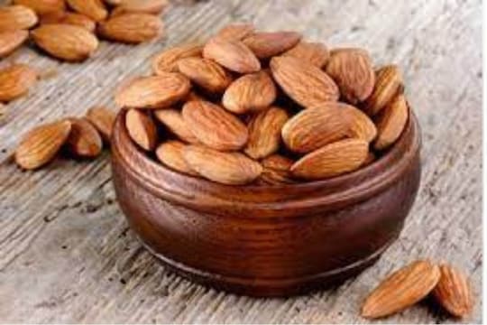 बदाम

28 ग्रॅम बदामामध्ये सुमारे 6 ग्रॅम प्रथिने आणि 14 ग्रॅम निरोगी चरबी आढळते. यामध्ये कॅलरीज जास्त असतात पण त्यामुळे शरीराला खूप फायदा होतो.