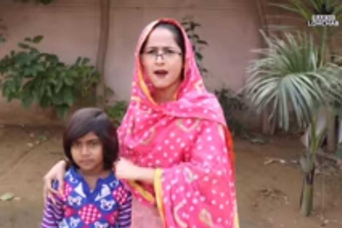 कचऱ्याच्या वादावरून दोन महिला भिडल्या; जोरदार हाणामारीचा VIDEO VIRAL