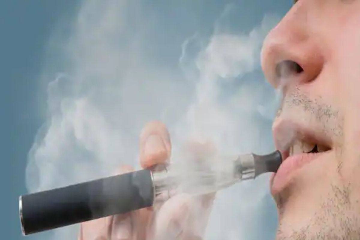 Blood Clotting : ई-सिगारेटमुळे शरीरात होतात रक्ताच्या गाठी; हार्ट अटॅकचा धोका