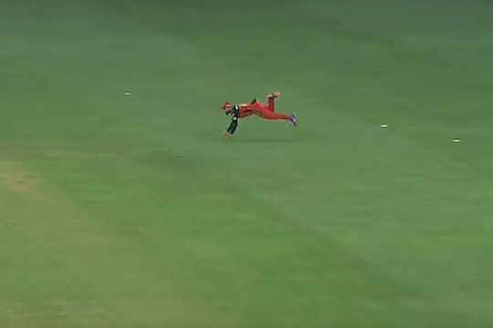 IPL 2021, RCB vs RR : गोळीपेक्षा तेज कोहली! राजस्थान विरुद्ध केली अफलातून फिल्डिंग, VIDEO