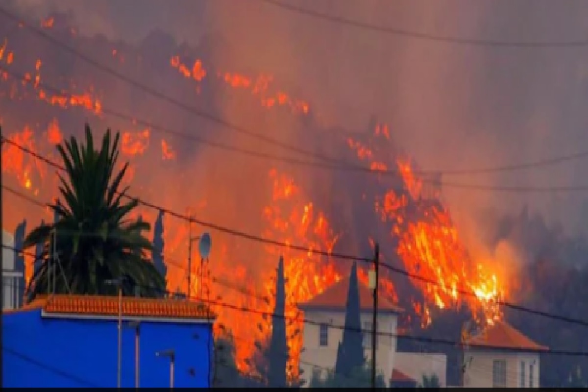 बापरे बाप! ज्वालामुखीच्या उद्रेकाने घरं होतायत बेचिराख, स्विमिंग पूलच्या पाण्याला फुटतेय उकळी, पाहा VIDEO