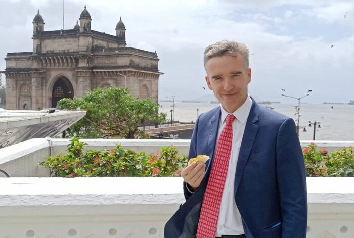 मुंबई दौऱ्यावर आलेले ब्रिटीश उच्चायुक्त अॅलेक्स एलिस यांनी मुंबईतील अनेक ठिकाणांना भेटी दिल्या आहेत. तसेच महाराष्ट्राची संस्कृती जाणून घेण्याचा प्रयत्न त्यांनी यावेळी केला आहे. 