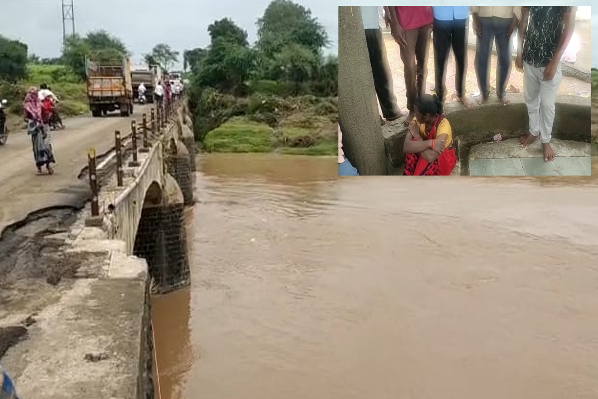 पूर्णा नदीच्या पुलावर आली, तिथे उपस्थित असलेल्या कोणाच्या काहीही लक्षात येण्यापूर्वी त्या महिलेने पुलावरून नदीच्या मधोमध उडी मारली.