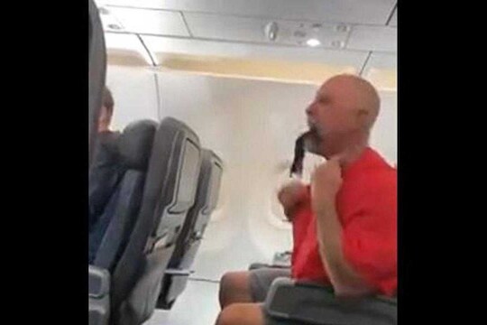 स्वत:चाच मास्क चावू लागला प्रवासी; विमानातील गोंधळाचा VIDEO सोशल मीडियावर Viral