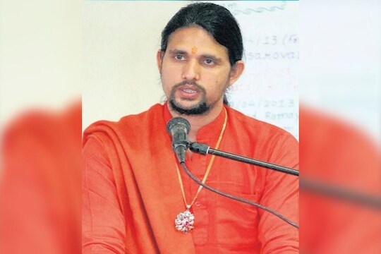 आनंद गिरी हे उत्तराखंडचे रहिवासी असून ते निरंजनी आखाड्याचे सदस्य होते.