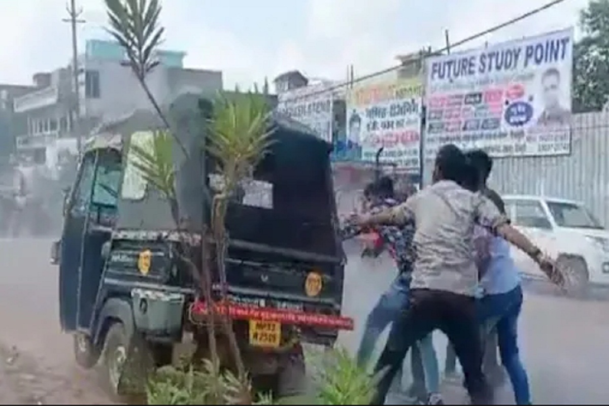 उलटी झालेली रिक्षा कशीबशी सरळ केली, पण पुढं असं झालेलं पाहुन लोकांना हसावं का धावावं कळेना