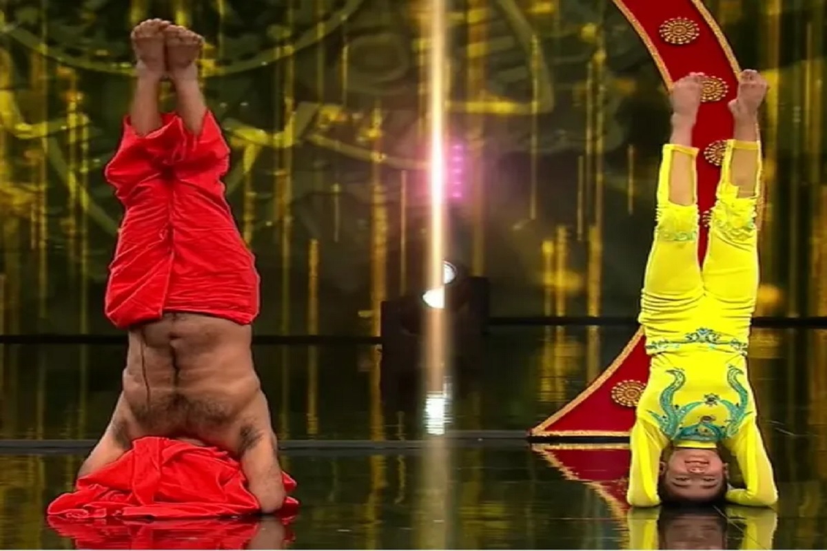 Super Dancer 4 च्या सेटवर बाबा रामदेव! आपल्या लवचिक हालचालींनी सर्वांना केलं चकित