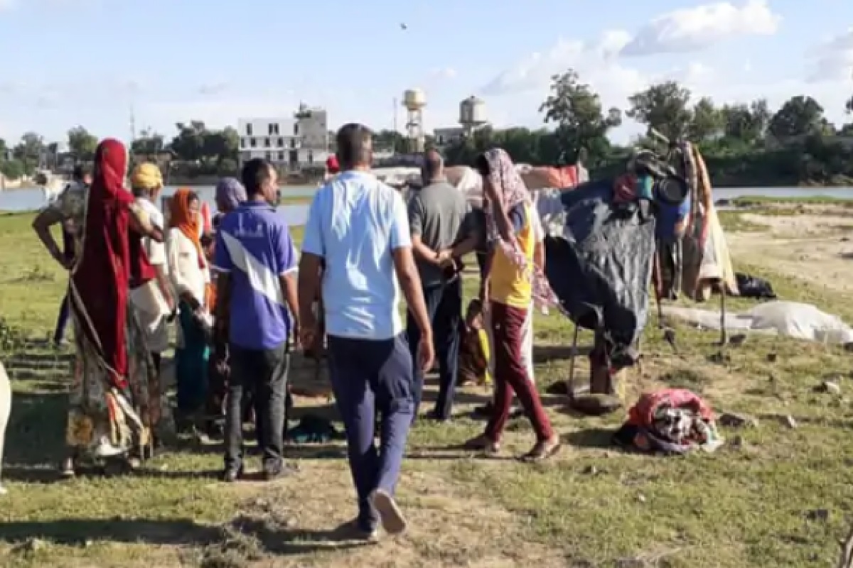 खेळता खेळता 3 चिमुकले गेले तळ्यात, आईवडिलांच्या डोळ्यांदेखत बुडून मृत्यू