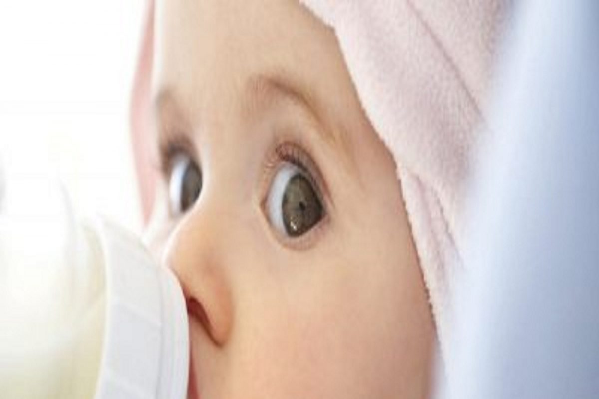 Baby Care: दूध प्यायला तुमच्या बाळाला आवडत नाही का? हे दोन मिल्कशेक देऊन पाहा, आवडीनं पेईल