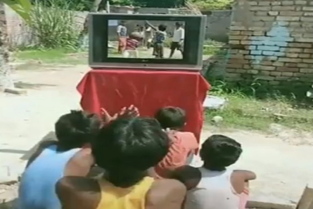 ओ तेरी! बॅट्समनने मारला असा शॉट, थेट टीव्हीबाहेरच आला बॉल; आनंद महिंद्रांनी शेअर केला VIDEO