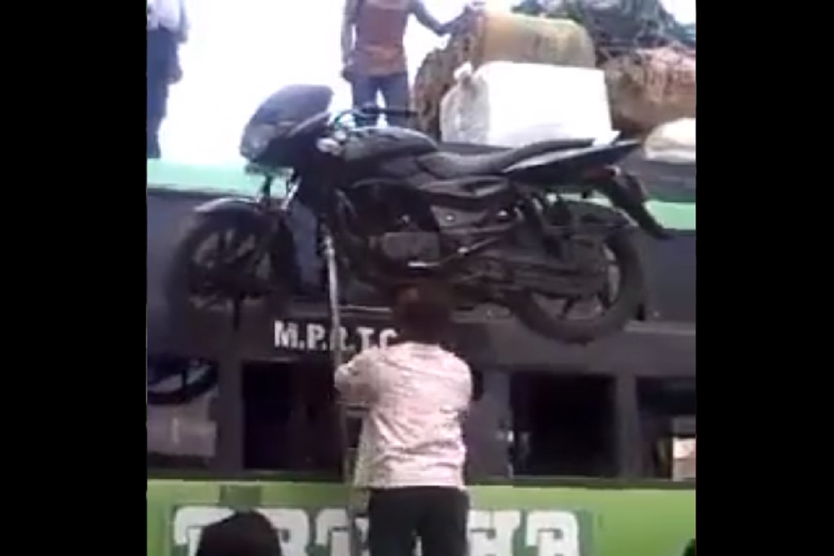 OMG! हंड्यासारखी डोक्यावर ठेवली बाईक, हातांनी न धरताच गाडीवर चढवली; रिअल बाहुबलीचा VIDEO