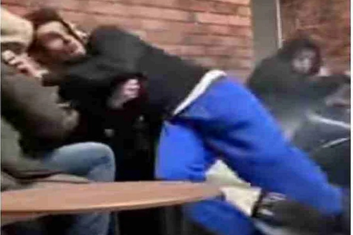 अरे बापरे! तरुणाच्या पार्श्वभागात झाला ब्लास्ट आणि निघाला धूर; नेमकं काय घडलं पाहा VIDEO