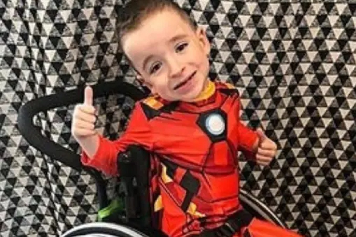 अरे बापरे! फक्त एका शिंकेत मोडू शकतात बरगड्या; भयंकर आजाराशी झुंज देतोय चिमुकला