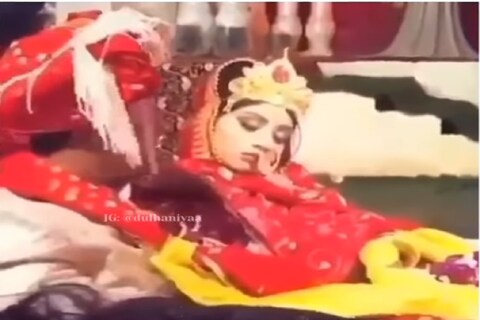मैत्रिणीने नवरदेवाजवळ येत असं काही केलं की नवरीबाईची झोपच उडाली.