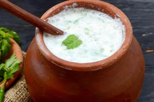 3. ताक
उन्हाळ्यात ताक शरीरासाठी खूप फायदेशीर आहे. ते आपल्या शरीराला आतून थंड करते. ताकाने पचनक्रिया सुरळीत ठेवण्यासोबतच पोटातील उष्णताही कमी होते.
