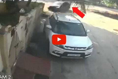 Accident Live Video: सुसाट वेगाने आलेल्या एका कारने घराच्या कंपाऊंडला जोरदार धडक (speedy car hits compound) दिल्याची घटना घडली आहे.