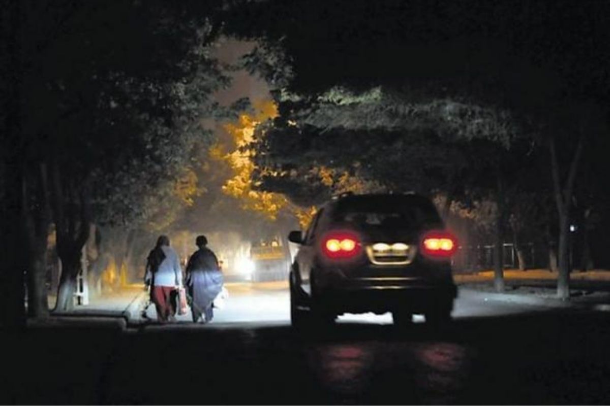 आरोपीनं पीडित महिलेची दुचाकी अडवून कारमध्ये तिच्यावर बलात्कार केला आहे. (PC-Lokmat)