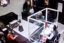 प्राचार्यांच्या केबिनमध्ये विद्यार्थ्यानं डोकं आपटून घेतलं; धक्कादायक CCTV फुटेज