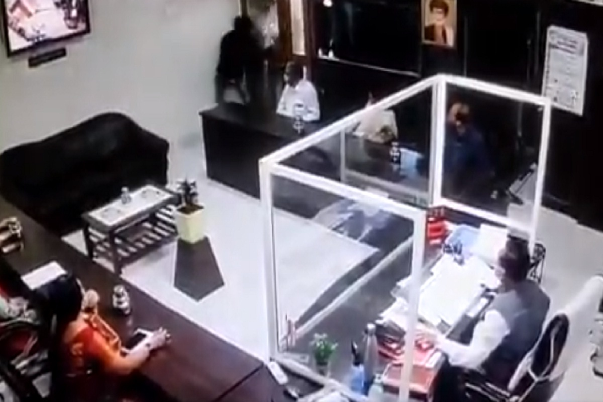 पिंपरी-चिंचवडमध्ये प्राचार्यांच्या केबिनमध्ये विद्यार्थ्यानं डोकं आपटून घेतलं; धक्कादायक सीसीटीव्ही फुटेज आलं समोर