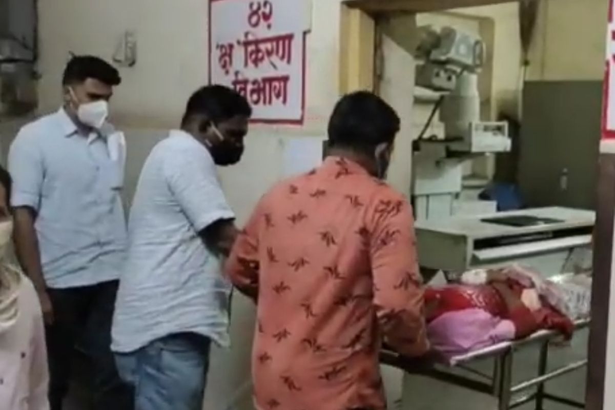 भररस्त्यात तरुणीवर चाकूहल्ला, CCTV मध्ये आरोपी पळताना कैद