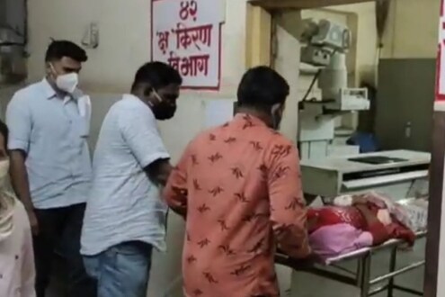भररस्त्यात तरुणीवर चाकूहल्ला, CCTV मध्ये आरोपी पळताना कैद भररस्त्यात तरुणीवर चाकूहल्ला, CCTV मध्ये आरोपी पळताना कैद