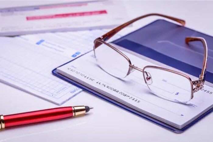  पंजाब नॅशनल बँकेने (Punjab National Bank Tweet) एका ट्वीटद्वारे म्हटले आहे की, 1 ऑक्टोबरपासून ई-ओबीसी आणि ई-यूएनआय बँकांची जुनी चेकबुक पैसे भरण्यासाठी किंवा बँकेतून पैसे काढण्यासाठी काम करणार नाहीत. ग्राहकांना नवीन चेकबुक घ्यावे लागेल. ज्यांच्याकडे जुने चेकबुक आहे त्यांनी ते बदलून घ्या. आता नवीन चेकबुक नवीन IFSC कोड आणि PNB चा IMCR नंबरसह तुम्हाला मिळेल.