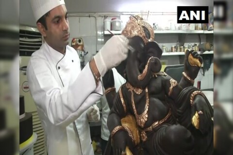 Chocolate Ganpati: पंजाबमधील लुधियाना येथील एका बेकरी व्यावसायिकानं चक्क चॉकलेटचा गणपती साकारला आहे. हा गणपती इको फ्रेंडली असून गणेश भक्तांचं आकर्षण ठरत आहेत.
