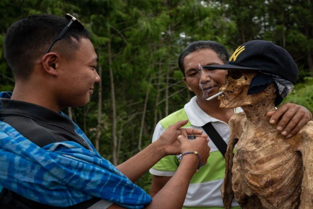 Weird News: येथे मृत्यूनंतर करीत नाही अंत्यसंस्कार; मृतदेहाला देतात सिगारेट आणि बरचं काही...