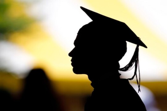 मजुरी करण्यात गेलं बालपण, IAS अधिकाऱ्याने दिला मदतीचा हात; आज घेतोय प्रसिद्ध कॉलेजमध्ये शिक्षण