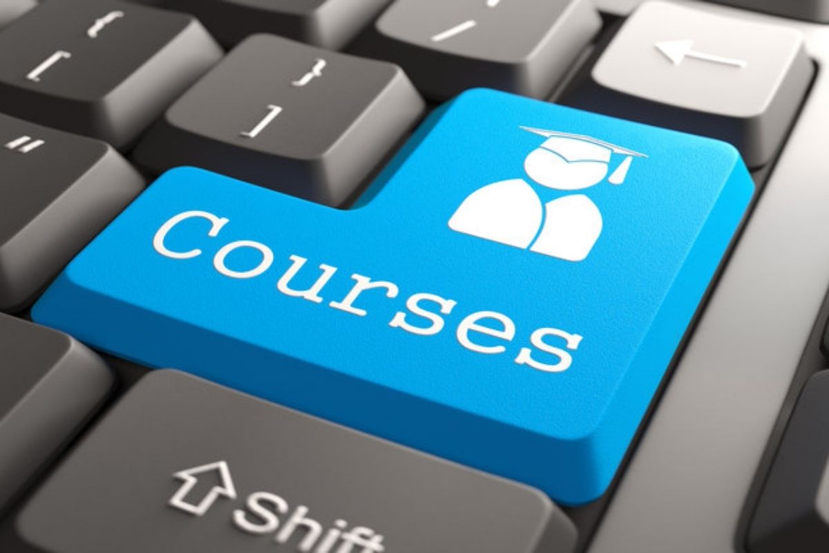 Career Advice: 'हे' टॉप कोर्सेस बदलू शकतात तुमची आर्थिक परिस्थिती; मिळेल भरघोस पगाराचा जॉब