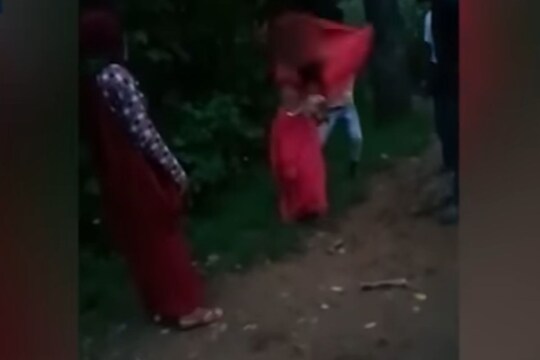 भररस्त्यात तरुणाने पत्नीचे कपडे फाडले; संशयातून केली अशी अवस्था, VIDEO पाहून हादराल