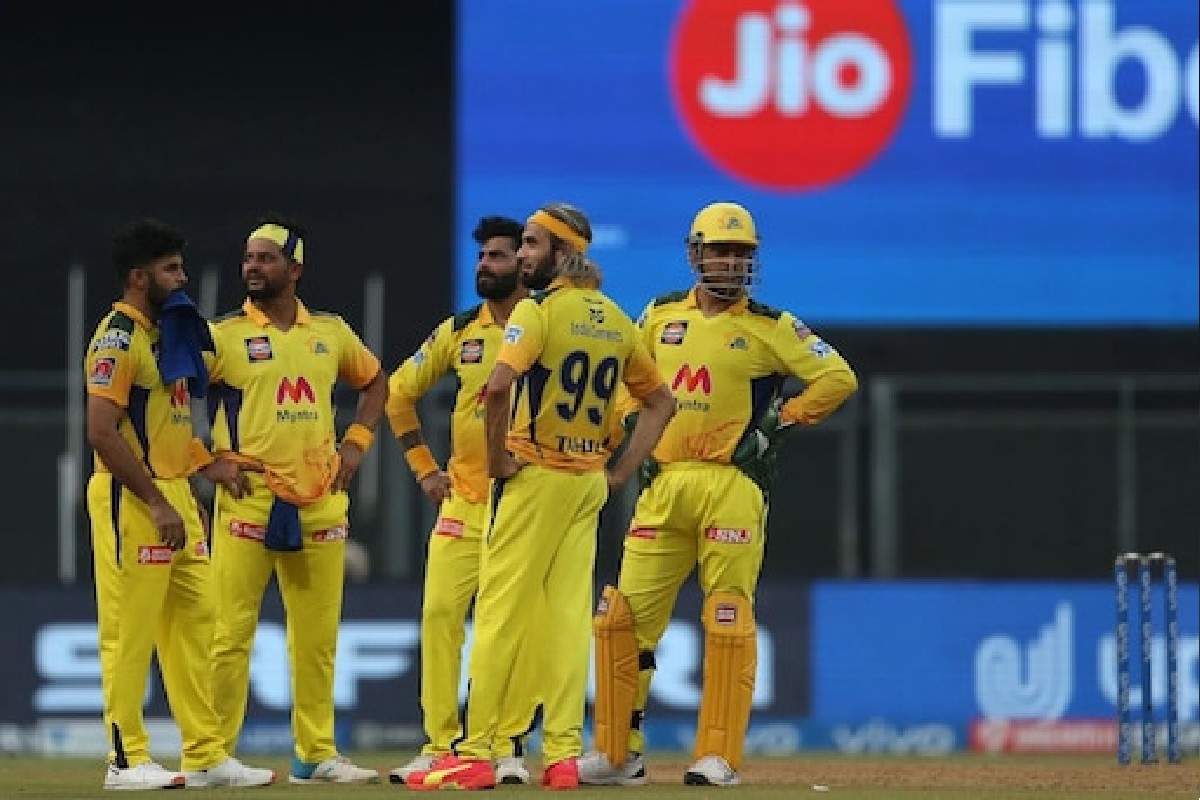 IPL 2021: धोनीचं टेन्शन वाढलं, मुंबई विरुद्धच्या मॅचमध्ये खेळणार नाही महत्त्वाचा खेळाडू!