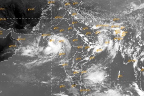 Weather in Maharashtra Today: बंगालच्या उपसागरानंतर आता अरबी समुद्रात देखील चक्रीवादळाचा धोका (Cyclone in Arabian Sea) निर्माण झाला आहे. 
