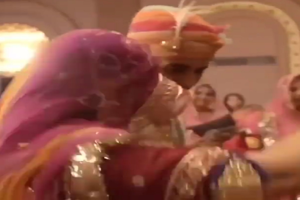 सर्वांसमोरच हातात हात धरला आणि दिराच्या लग्नात वहिनीचा धिंगाणा; पाहा VIDEO