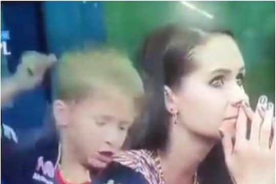 IPL 2021, MI vs RCB: बाबा आऊट होताच रागावला डिविलियर्सचा मुलगा, ज्युनिअर ABD चा Video Viral