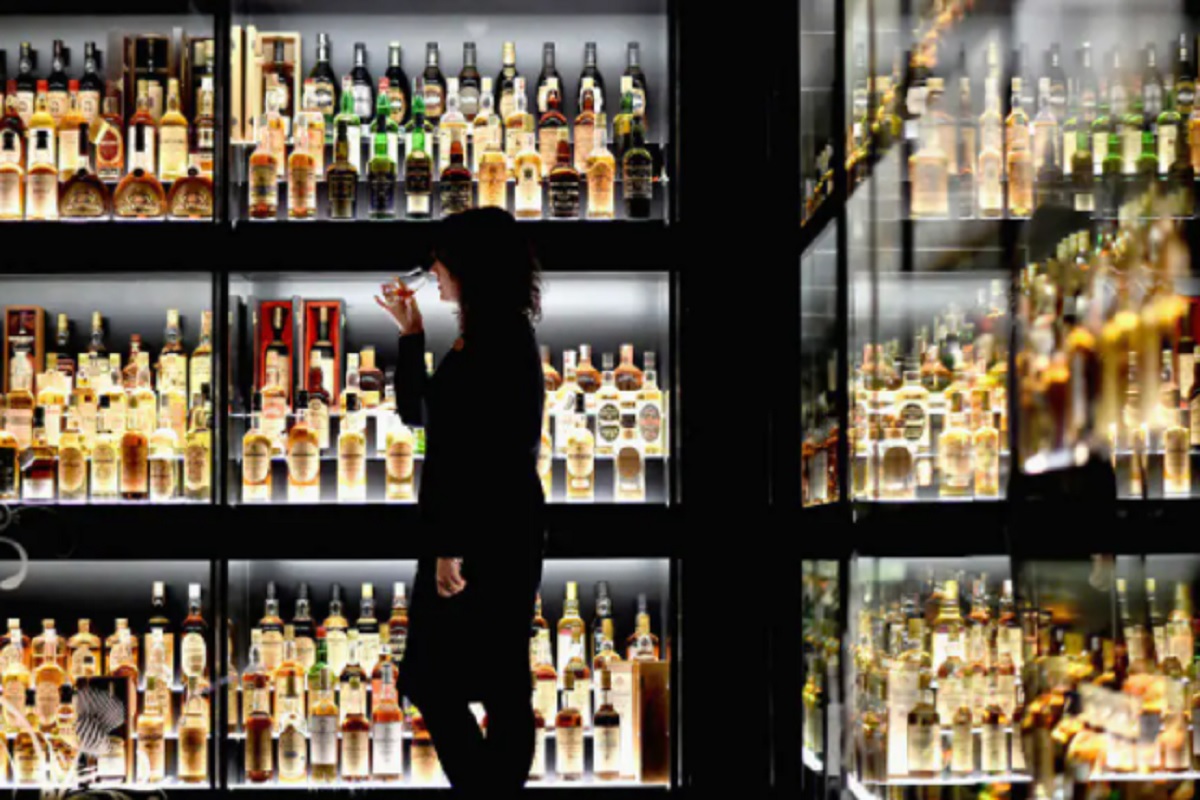 मद्यपानामुळे थंडी कमी होते, असं यामागचं कारण सांगितलं जातं. परंतु, हिवाळ्यात (Winter) मद्यपान हे घातक ठरू शकतं