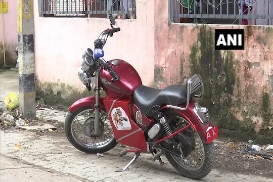 9 वीत शिकणाऱ्या मुलाची कमाल; भंगारातल्या ‘रॉयल एनफिल्ड’पासून बनवली इलेक्ट्रिक बाईक, आता लक्ष्य कार बनवण्याचं