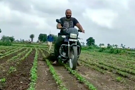 ना बैल, ना ट्रॅक्टर, पठ्ठ्याने बाईकनेच नांगरलं शेत; कसं ते पाहा VIDEO