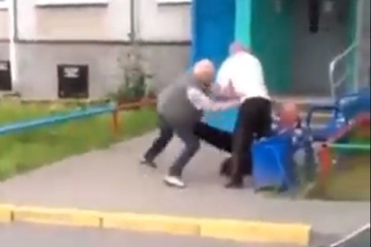 वय वाढलं पण जोश तरुणांसारखा! भररस्त्याच आजोबांची WWF; पाहा VIDEO