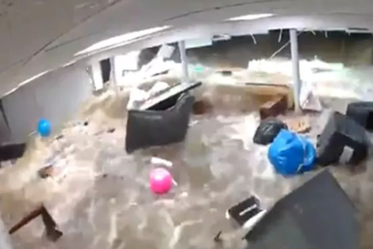 Shocking Video : अमेरिकेत पावसाचा हाहाकार; भिंत तोडून पुराचं पाणी शिरलं घरात, थोडक्यात बचावला तरुण