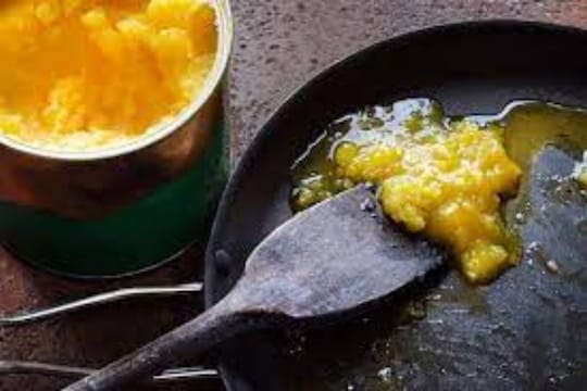तूप तसं पौष्टिक, मात्र 'या' पदार्थांसोबत खाल्लं तर आजारापासून राहाल दूर!