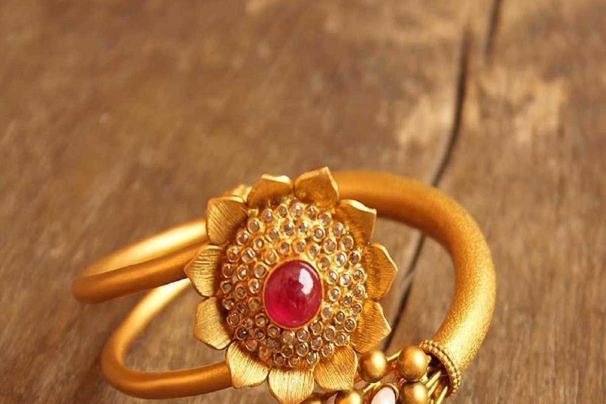 Gold Rate Today: सोन्याच्या दरात आजही घसरण, रेकॉर्ड हायपेक्षा 10,200 रुपयांनी स्वस्त मिळतंय सोनं