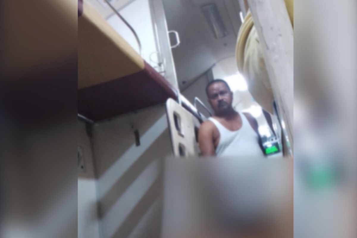 अर्धनग्नावस्थेत रेल्वेत फिरताना आमदार गोपाल मंडल... (फोटो- दै. भास्कर)