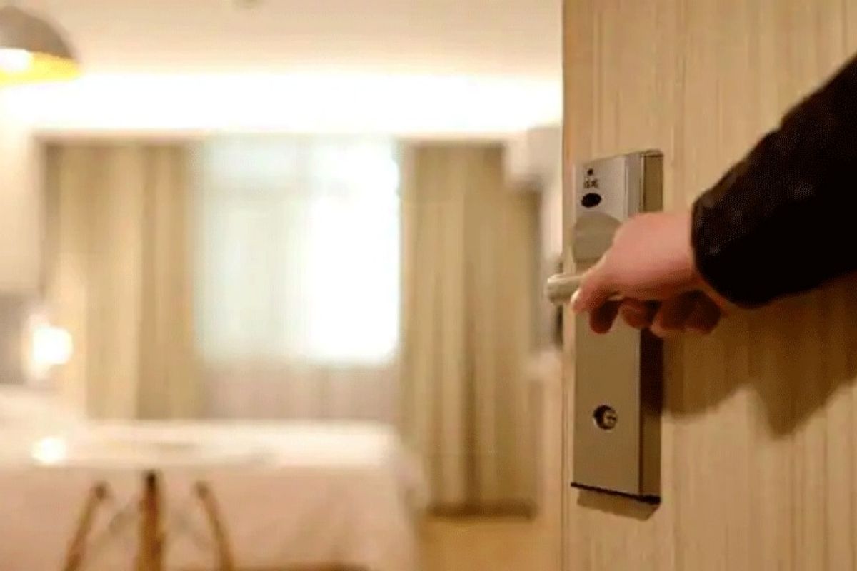 8 महिने हॉटेलमधील सुपर डिलक्स खोलीत केली जीवाची मुंबई; 25 लाखांचं बिल पाहिलं आणि...