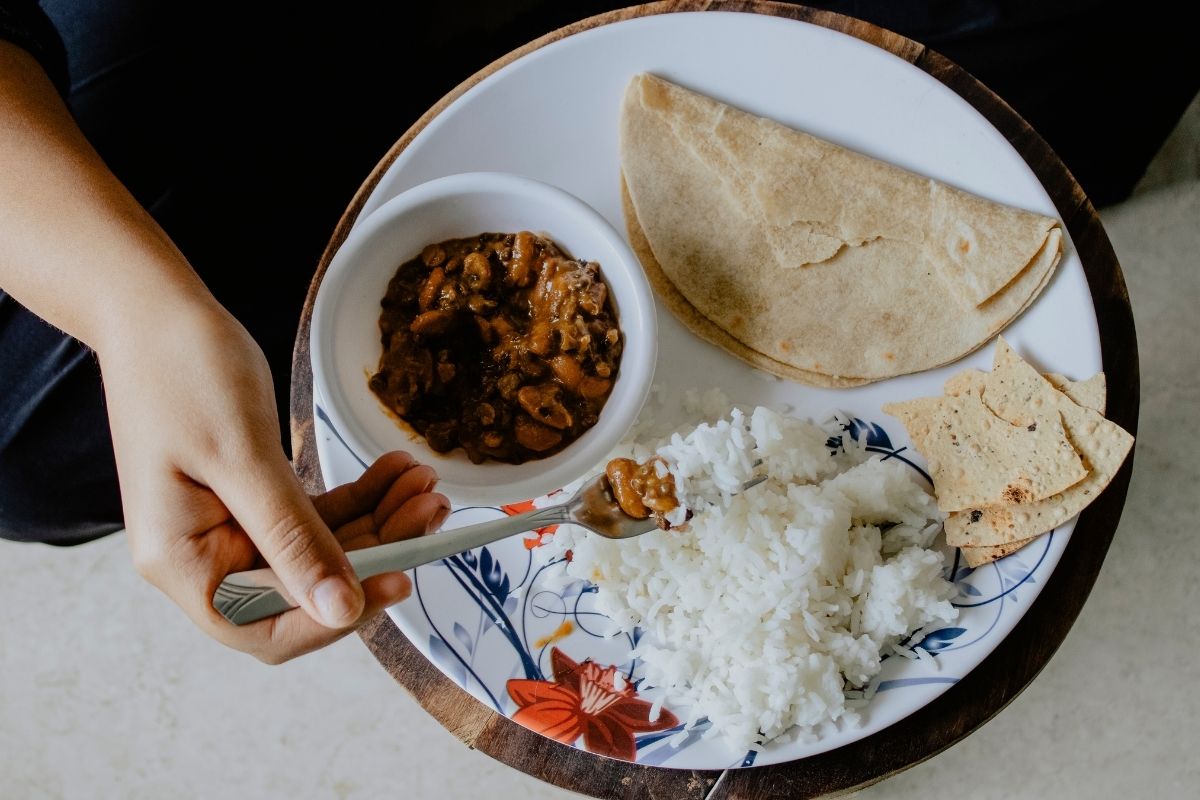 तुम्हीही 'या' पद्धतीनं जेवण करत असाल तर व्हाल कर्जबाजारी; जेवताना 5 गोष्टींची घ्या काळजी