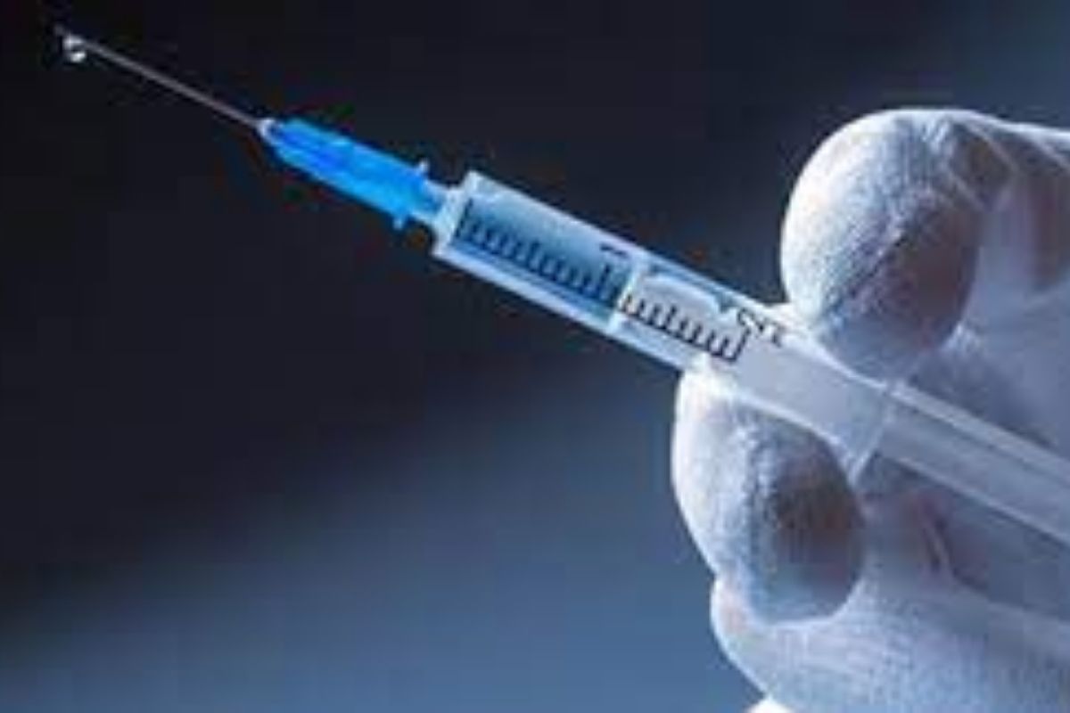 किळसवाणा प्रकार! सिरिंजमध्ये स्पर्म भरून भर दुकानासमोर महिलेला टोचलं